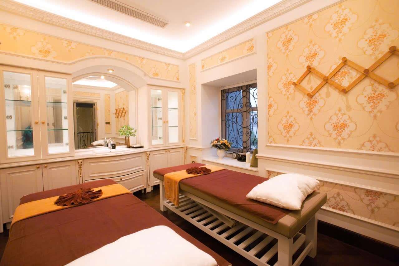Phòng massage hai giường tại Hana