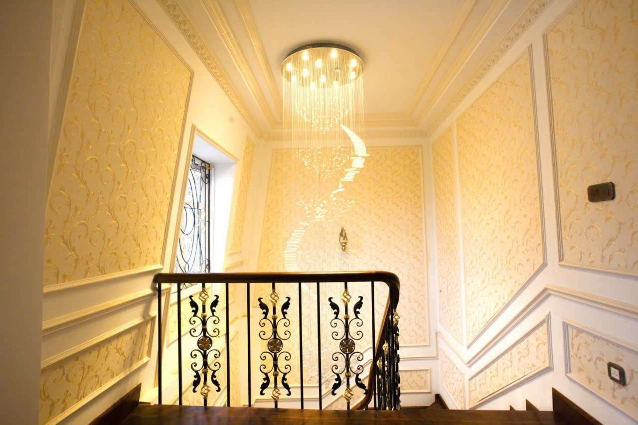 Sảnh cầu thang có đèn chùm tại Hana