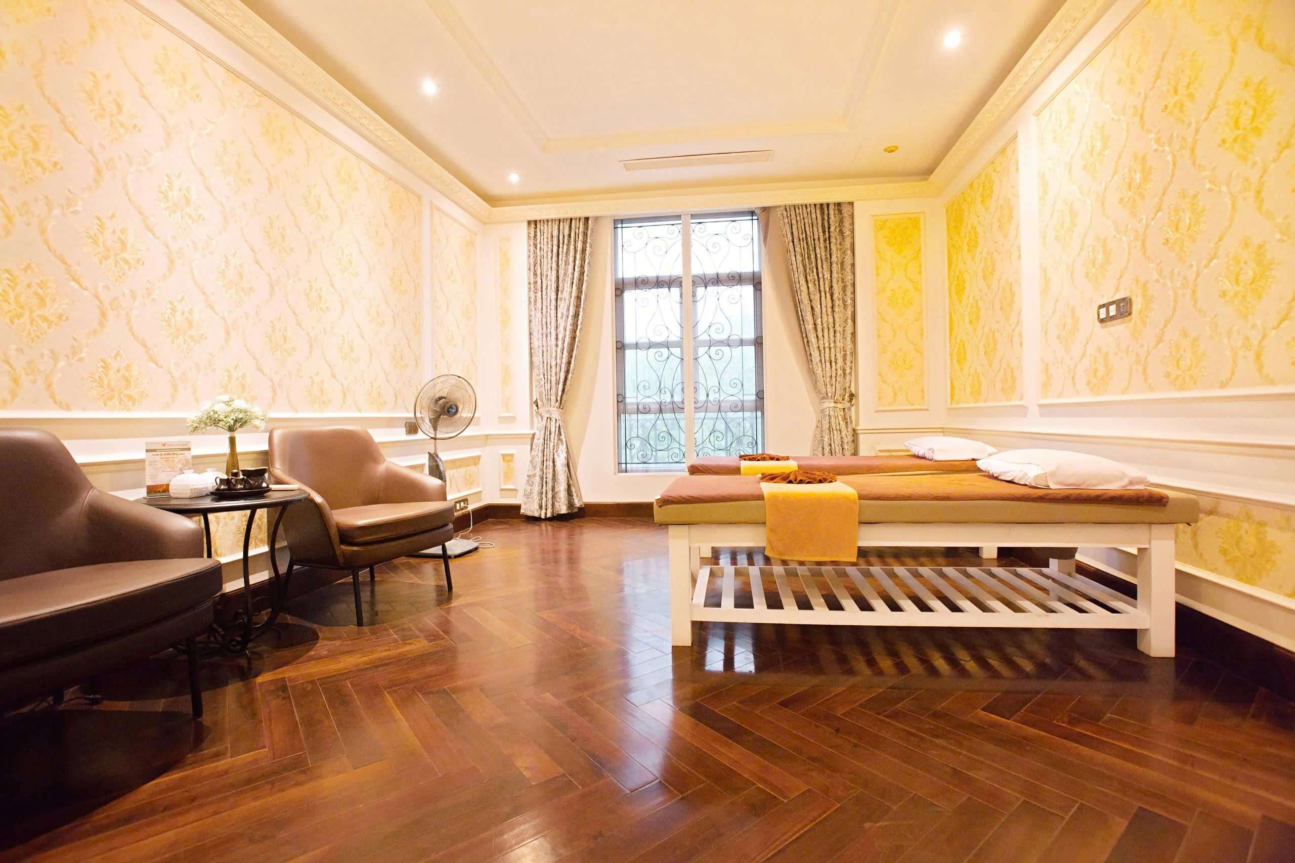 Phòng massage có ghế ngồi và cửa sổ lớn